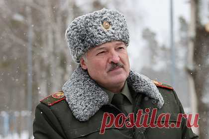 Появление Лукашенко в военной форме сочли сигналом России и Украине. Военная форма, которую президент Белоруссии Александр Лукашенко начал часто надевать на встречи, может являться символом независимости для потенциальных врагов в лице Украины, Европы и даже России, считает политолог, глава Политической экспертной группы Константин Калачев. Своим мнением он поделился с «Лентой.ру».