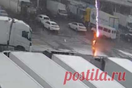 Молния убила жителя Симферополя и попала на видео. В Краснодаре молния ударила в голову 49-летнему мужчине и попала на видео. Соответствующий ролик опубликовал Telegram-канал Shot. На кадрах видно, как россиянин перебегает по парковке, направляясь к автомобилям. В этот момент ему в голову ударяет молния и он падает. На данный момент полиция проводит проверку.