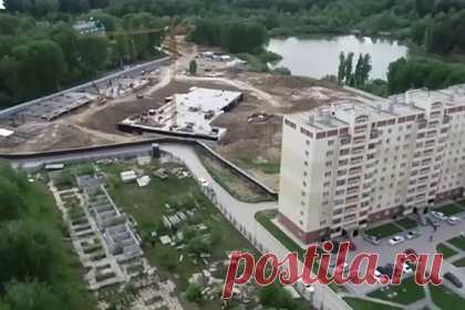 Озеро в российском регионе закрасили на карте ради постройки дома. Чиновники в Новосибирской области ради продажи земель под жилую застройку решили закрасить озеро на карте. Местных жителей возмутил перекрытый доступ к водоему, который огородили для возведения зданий. Новый владелец участка против правил присвоил себе почти половину озера.
