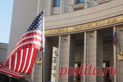 Посол США привез в МИД России ответ на предложения по гарантиям безопасности. Посол США в Москве Джон Салливан прибыл в здание МИД России. По сообщениям газеты «Коммерсант», Салливан привез в МИД России ответ Вашингтона на предложения Кремля по гарантиям безопасности в Европе. Ранее источники в Белом доме сообщили, что администрация президента Джо Байдена направит письменный ответ 26 января.