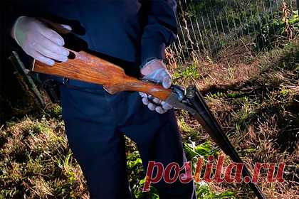 Россиянин заступился за жену и открыл стрельбу по односельчанам. В Свердловской области местный житель устроил стрельбу по односельчанам. В результате погиб один человек, а также сам стрелок. ЧП произошло в полночь 20 августа в поселке Совхозный. В полицию поступило сообщение о стрельбе. Впоследствии стрелявший и один из потерпевших скончались в больнице.