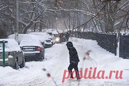 Москвичам посоветовали смотреть под ноги. Москвичам на время оттепели посоветовали внимательнее смотреть под ноги из-за гололедицы. Кроме того, жителям столицы рекомендовали смотреть вверх, поскольку с крыш из-за потепления может упасть снег. Гололедица в Москве будет усиливаться к концу недели, затем начнет ослабевать под воздействием осадков.