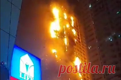 В городе Аджман на севере ОАЭ загорелся жилой небоскреб. Сильный пожар охватил почти весь небоскреб в городе-эмирате Аджман не севере Объединенных Арабских Эмиратов. На кадрах видно, как огнем охвачено почти все многоэтажное строение, которое относится к популярному в этом городе жилому комплексу «Абраж-Аджман». Экстренные службы пытаются справиться с пламенем.
