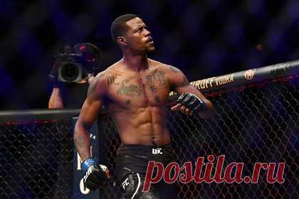 Боец UFC придушил онлайн-тролля. Американский боец смешанного стиля (MMA) Кевин Холланд организовал встречу с онлайн-троллем, который утверждал, что сможет победить его в борьбе. Холланд опубликовал переписку, где тролль в грубой форме вызывает его на поединок. Американец отметил, что оплатил транспорт пользователю Twitter ради поединка.