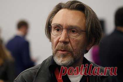 У Шнурова украли более 5,5 миллиона рублей. У лидера группы «Ленинград» Сергея Шнурова и его супруги украли более 5,5 миллиона рублей, правоохранительные органы подозревают в этом бывшую помощницу артиста Анастасию Кулигину. Она находится под домашним арестом. Девушка согласилась лишь со слишком вольным обращением со счетом, но отрицает факт хищения наличных.