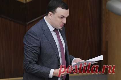 В Госдуме призвали отменить главную льготу для нефтяников. Члены комитета Госдумы по энергетике Дмитрий Ионин и Игорь Ананских призвали отменить возврат НДС на продажу сырой нефти за рубеж. Как подчеркнул Ионин, компании сначала продают сырье за рубеж, потом получают возмещение НДС, то есть имеют двойной доход, из-за чего производить бензин им невыгодно.