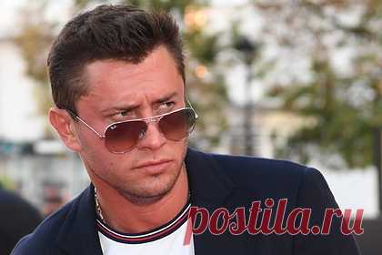 Павел Прилучный рассказал о жизни на улице из-за обмана с жильем. Актер Павел Прилучный рассказал о том, как его обманули риелторы с арендой жилья, когда он приехал в Москву поступать в театральный институт. Родственники и друзья убеждали звезду, что в Москве с арендой жилья его обманут практически везде. При этом они порекомендовали ему взять газету у бабушки на Пушкинской площади.