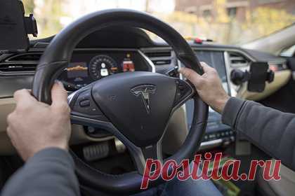 Автомобили Tesla назвали опасными из-за руля. Специалисты агентства Consumer Reports назвали новые электрокары Tesla небезопасными из-за руля. Протестировавшие новую версию Tesla Model S эксперты отметили руль, получивший форму штурвала. Авторы заявили, что данный элемент управления является непривычным для рядового автолюбителя и может стать причиной ДТП.
