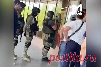 Появилось видео переговоров с захватчиком заложников в банке Астаны. Появилось видео переговоров с мужчиной, захватившим заложников в одном из банков Астаны. О ЧП в столице Казахстана стало известно ранее 18 июня. Мужчина ворвался в здание Kaspi Bank напротив ТРЦ «Керуен» и заперся изнутри вместе с посетителями. Предположительно, он вооружен.