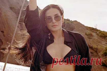 59-летняя Деми Мур снялась в откровенных купальниках и восхитила фанатов. Американская актриса и бывшая модель Деми Мур снялась на яхте в откровенных купальниках нью-йоркского бренда Andie. В рамках фотосессии 59-летняя звезда фильма «Привидение» сменила несколько нарядов. Так, она надела слитный купальник с глубоким вырезом, частично обнажавший грудь.