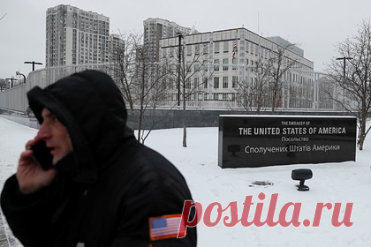 Белый дом одобрил план эвакуации с Украины в случае нападения России. Администрация президента США Джо Байдена одобрила план Пентагона, который предполагает возможную эвакуацию американских граждан с территории Украины, сообщает Wall Street Journal. Белый дом решил заранее подготовиться к этому во избежание хаотичной эвакуации войск и гражданского персонала из Афганистана.