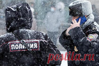 Вооруженный рецидивист удерживал россиянку и ее сына в заложниках. В Стерлитамаке полицейские задержали 27-летнего уроженца Оренбургской области, который ранее взял в заложники 32-летнюю женщину и ее десятилетнего сына. В 7 часов утра 13 января в полицию позвонил местный житель, который сообщил, что его сестру с ребенком запер в квартире знакомый, вооруженный ножом.