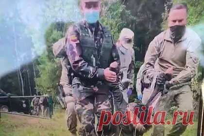 Выдворение беременной мигрантки литовскими пограничниками попало на видео. Литовцы перетащили беременную иностранку без сознания на линию границы с Белоруссией. Белорусские пограничники обнаружили женщину в крайне тяжелом состоянии и оказали ей первую помощь. Затем мигрантку и ее троих детей, которых тоже выдворили из Литвы, отправили на осмотр в Поставскую центральную больницу.