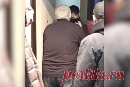 Опубликовано видео похищения жены бывшего судьи Верховного суда Чечни. Совершенное в Нижнем Новгороде похищение вооруженными людьми в гражданской одежде и в масках жены бывшего судьи Верховного суда Чечни Сайди Янгулбаева Заремы Мусаевой сняли на видео. Женщина была без сознания, ее вынесли из квартиры и увезли в неизвестном направлении. Ролик записала ее дочь, Алия Янгулбаева.