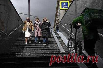 В Москве каршеринг заехал в подземный переход. В Москве в районе съезда с Кутузовского проспекта на Рублевское шоссе автомобиль каршеринга заехал в подземный переход. Согласно сообщению, авария произошла около 06:00 3 апреля. Пешеходов в переходе не было, в автомобиле находилось два человека, информации об их состоянии нет.