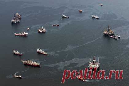 Раскрыто неожиданное влияние солнечного света на нефтяные пятна. Ученые Океанографического института Вудс-Хоул выяснили, что около десяти процентов нефти, оказавшейся в Мексиканском заливе после катастрофы на платформе Deepwater Horizon, разложилось в морской воде под действием солнечного света. Исследователи оценили эффективность фоторастворения с помощью светодиодных реакторов.