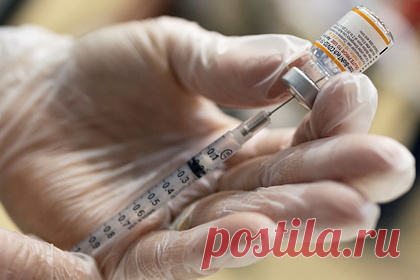 Компания Pfizer предсказала ежегодную ревакцинацию на протяжении ближайших лет. Людям придется делать повторные прививки от коронавирусной инфекции как минимум раз в год на протяжении ближайших лет, заявил директор британского филиала Pfizer Бен Осборн. При этом он отметил, что пока неизвестно, как часто нужно делать ревакцинацию — раз в полгода или раз в год.