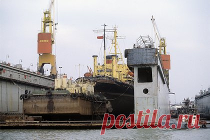 В Мариуполе допустили создание в городе базы Черноморского флота России. Власти Мариуполя выразили надежду, что в будущем в городе появится база Черноморского флота России. По их словам, она может быть создана на Азовском судоремонтном заводе. На предприятии сохранилось много необходимого: станки, в том числе 12-метровые, способные точить валы.