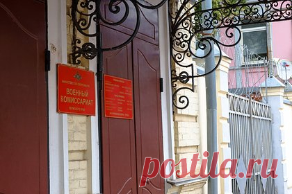 В российском городе третьеклассник поджег военкомат. Ученик третьего класса устроил поджог на территории военкомата во Владивостоке. Сбежать от правоохранителей ему не удалось, мальчика задержали. Полицейским школьник заявил, что просто решил побаловаться. По данным Shot, у ребенка диагностировано замедленное психическое развитие.