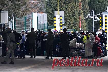 В Словакии ввели режим ЧС из-за наплыва украинских беженцев. В Словакии ввели режим ЧС из-за приезда в страну беженцев с Украины. В постановлении кабмина говорится, что эта мера принимается для того, чтобы создать условия для предотвращения и снижения негативных последствий из-за прибытия на территорию государства большого количества иностранцев.