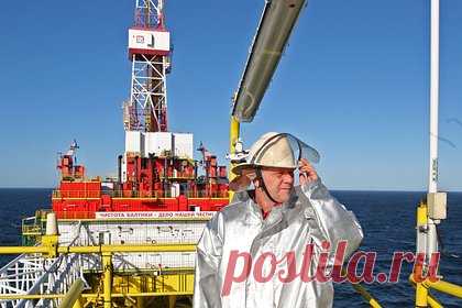 Российские нефтяники получат рекордные выплаты из бюджета. По итогам 2022 года российские нефтяники получат из бюджета рекордные 2,2 триллиона рублей демпферных выплат — более чем в три раза больше по сравнению с прошлым годом. Пятую часть всей суммы компании получили в марте. При этом в декабре из-за отрицательного демпфера по бензину выплаты будут минимальными за год.