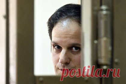 В России продлили арест обвиняемому в шпионаже американскому журналисту. Лефортовский суд Москвы продлил срок ареста американскому журналисту The Wall Street Journal Эвану Гершковичу, обвиняемому в шпионаже. По ходатайству следственных органов подсудимый останется под стражей до 30 января 2024 года. Гершковича задержали 30 марта в Екатеринбурге.