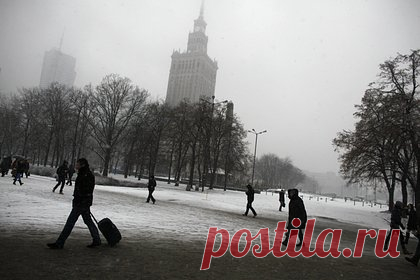 Польша приготовилась к тяжелой зиме и новой волне украинских беженцев. Представитель канцелярии польского президента, отвечающий за международную проблематику, Якуб Кумох рассказал, что власти страны готовятся к тяжелой зиме: Варшава ожидает, что в страну прибудет новая волна беженцев с Украины. Согласно последним данным погранохраны Польши, с 24 февраля в страну въехали 7,85 миллиона.