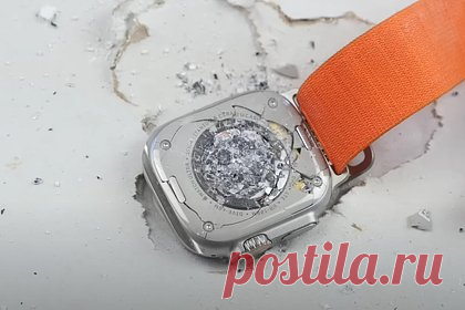 Самые дорогие Apple Watch выдержали удар молотком. Блогер под ником TechRax разбил часы Apple Watch Ultra, чтобы проверить их прочность. В рамках теста энтузиаст проверил прочность самых дорогих часов Apple, оцененных в 799 долларов. На заключительном этапе теста энтузиаст поместил Apple Watch Ultra на столе экраном вверх и нанес несколько сильных ударов молотком.