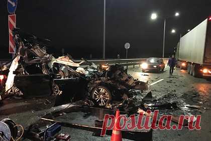 Три человека погибли в аварии с грузовиком в Воронежской области. В Новоусманском районе Воронежской области три человека погибли, один ребенок пострадал при столкновении автомобиля BMW с грузовиком. Об этом сообщает пресс-служба ГУ МВД по региону. Водитель иномарки и два его пассажира (мужчина и женщина) погибли, 5-летняя девочка получила травмы, следует из сообщения.