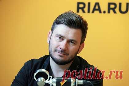 Глуховский попросил наркологов оградить Певцова от бесов после слов о цензуре. Российский писатель Дмитрий Глуховский отреагировал на слова артиста Дмитрия Певцова, который потребовал ввести цензуру в искусстве. «Думаю, что нужно, в первую очередь, ограждать от бесов лично Певцова. И дело это не цензоров, а наркологов», — заявил автор романа «Метро 2033».