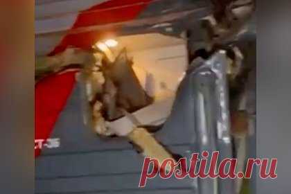 Появилось видео со столкнувшимся с автокраном в российском регионе поездом. В сети появилось видео с пассажирским поездом, который столкнулся с автокраном в одном из российских регионов. По словам пассажирки, находившиеся в составе люди были сильно напуганы. Поезд остановился в Мегионе (ХМАО), после чего внутрь начали заходить медики, полиция и пожарные.