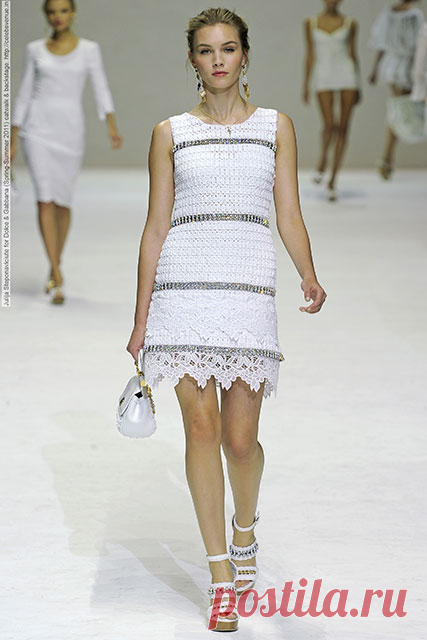 Платье с подиума от Dolce&Gabbana крючком – схема вязания с очень подробным мастер-классом на видео | Волшебный клубочек! | Яндекс Дзен