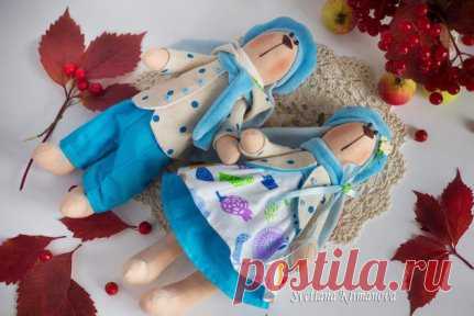 Осень, осень, ну, давай у листьев спросим...... 
Процесс творчества остановить не возможно  и никакой осенней хандры ! 
Знакомьтесь, мои новые осенние зайчики. Ни дождь, ни ветер их не пугает, а все потому, что они хорошо утеплились.  Пиджачки, шарфики, береты, все модно и со вкусом.
Позируют в ожидании своей хозяйки.
#тильда #заяц #заяцтильда #тильдазаяц #подарок #ручнаяработа #handmade #куклыручнойработы #подарокнасвадьбу #интерьернаяигрушка #подарокучителю