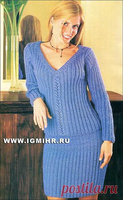 Модный дуэт: пуловер и юбка синего цвета.