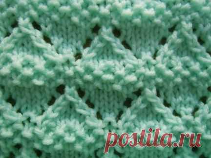 Moss Lace Diamonds knitting stitch.