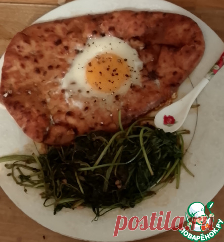 Яйца "в корзине" с копчёным шпинатом. Блюдо "яйца в корзине" в данном случае подается с лимонно - копчёным шпинатом, что и делает его сытным и полноценным. В качестве"корзины" я брала восточный хлеб пешвари наан, но можно вполне обойтись ломтиками обыкновенного белого хлеба. Готовится блюдо быстро и в одной посуде.