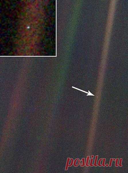 Знаменитая фотография планеты Земля, сделанная зондом «Вояджер-1» с рекордного расстояния, показывающая её на фоне просторов космоса.