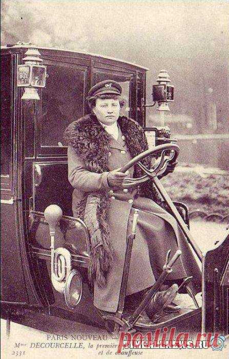 Мадам Decourcelle — первая женщина–водитель такси в Париже, 1908г .