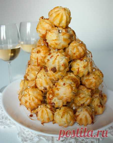 Крокембуш на Вкусном Блоге Крокембуш (фр. Croquembouche) – традиционный французский десерт, представляющий собой горку маленьких заварных пирожных с кремом, скрепленных карамелью (в некоторых вариантах шоколадом). Дословно название десерта можно перевести как “хрустящий во рту” – хруст обеспечивает та самая карамель, которой скрепляются пирожные. Крокембуш принято подавать на свадьбы, а также на другие праздники. Готовим…