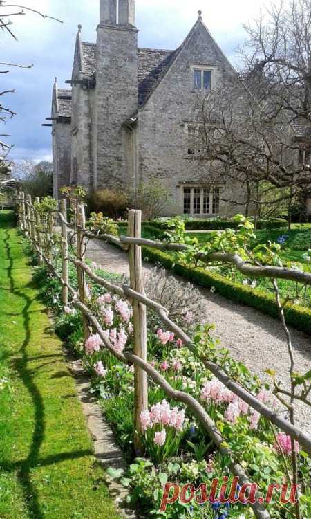 Szibarita | pagewoman: Kelmscott Manor, Cotswolds, West...