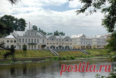 ©Торжок — маленький древний и очень живописный городок на холмистом берегу реки Тверца. Отцы-основатели — новгородские купцы. Город боролся с татарами, горел в междоусобицах, менял имена (Торг, Новый Торг, Торжец, Торжок), но все-таки выжил. Торжок — на третьем месте по количеству найденных берестяных грамот после Новгорода и Старой Руссы. / Вид на набережную Торжка | Неизвестные сокровища России / Туристический спутник
