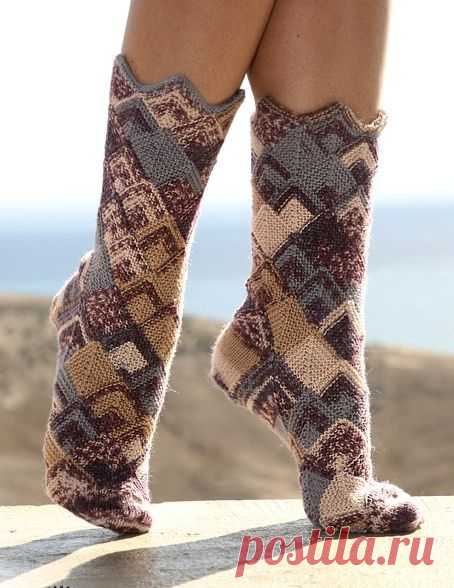 Вязаные носочки в стиле пэчворк 
Для холодных дней всегда подойдут вязаные носки. Их не обязательно покупать в магазине, вы сможете связать сами. И не как-нибудь, а в стиле пэчворк. Думаю, что многие захотят сразу же заняться вязани…