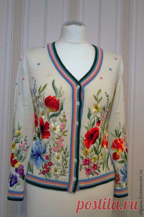 Женский осенний вышитый жакет кофта &quot;Цветущий луг&quot; осень 2013 - цветочный. Идея, как вышивкой можно украсить обычный трикотажный жакетик.