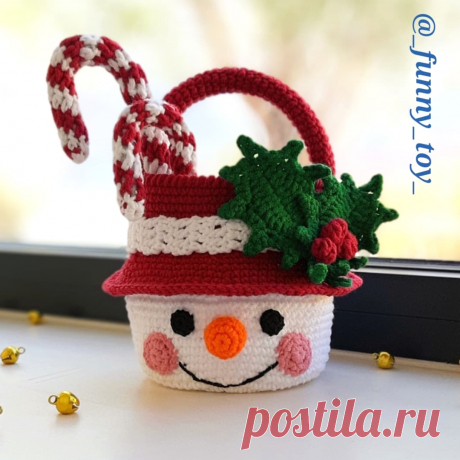 PDF Корзинка-Снеговичок крючком. FREE crochet pattern; Аmigurumi toy patterns. Амигуруми схемы и описания на русском. Вязаные игрушки и поделки своими руками #amimore - корзина в виде снеговика к Новому году, снеговичок из обычной пряжи, новогодняя корзинка.