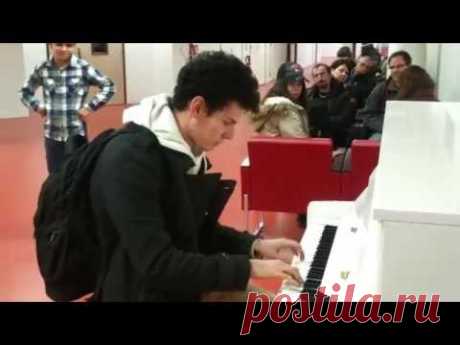 Thomas Krüger – Flashmob Piano Medley at French Airport Paris-Orly