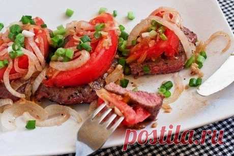 Ароматный стейк из говядины с помидорами и луком