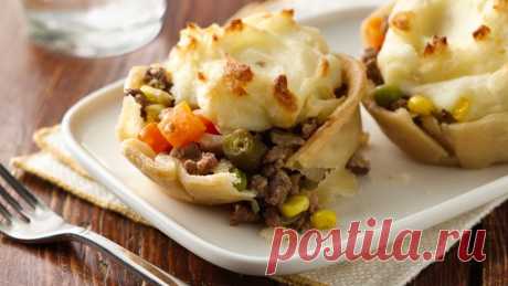 Mini Shepherd's Pot Pies Traditional shepherd’s pie gets a mini makeover in this easy muffin tin recipe. The best part? You can prepare these pies ahead of time and freeze for a later date—perfect to stash away for busy weeknights when you need to get dinner on the table fast.