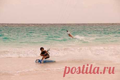 Пляж с розовым песком (Pink Sands Beach) на острове Харбор, Багамы

Багамские острова - это райское место, которое привлекает туристов со всего мира своими пляжами, незабываемыми видами, природой, романтическими закатами, а также здесь самое прекрасное место для дайвинга. Но одно место здесь особо уникальное, это - пляж с розовым песком (Pink Sands Beach), который находится на острове остров Харбор (Harbour Island, Bahamas).