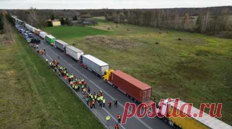 Усиление напряжённости: на Украине призвали Польшу разблокировать границу для грузовиков. Мэр Львова Андрей Садовой обратился к властям Польши с призывом снять блокаду КПП на границе с Украиной. Он также назвал протестующих польских перевозчиков группой маргиналов. Ранее экс-посол Украины в США Валерий Чалый призвал подавать в суды из-за продолжающейся блокады границы, чтобы компенсировать предпринимателям потери. Читать далее