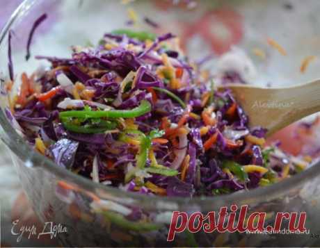 Салат с овощами и красной капустой. Ингредиенты: растительное масло, кинза свежая, морковь молодая Вкусный и отличный, полезный салат.